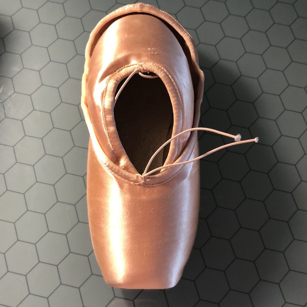 Capezio Tiffany pointe shoes, 7.5M, brand new in box